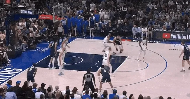 东契奇造成霍福德第二次犯规 镜头立刻拍到波尔津吉斯下场