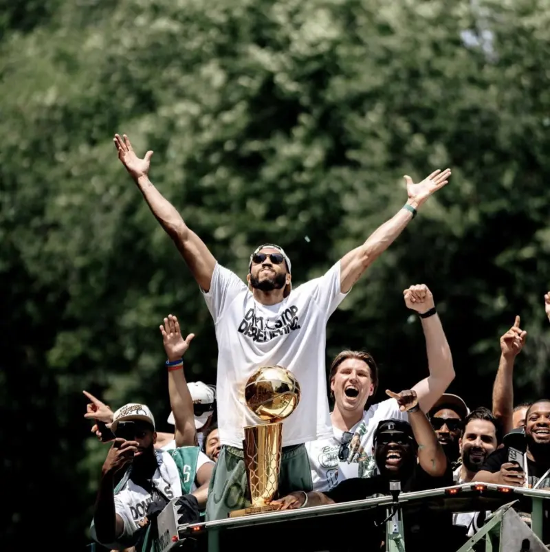 塔图姆晒出多张冠军游行照片并写道：波士顿 我爱你